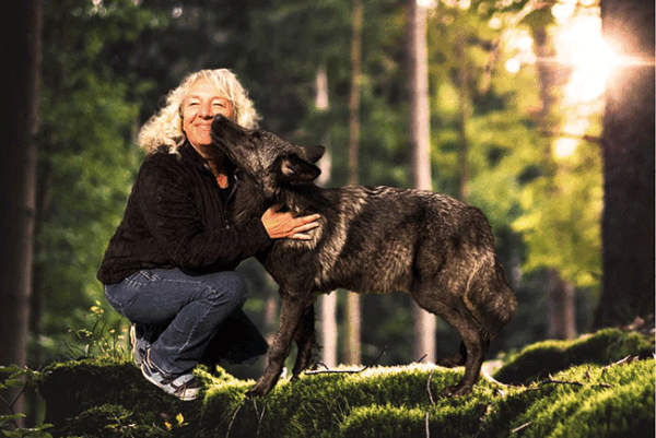 Carmela Schiel in inniger Begegnung mit einem Hund im Wald – individuelles Hundetraining mit Vertrauen und Herz