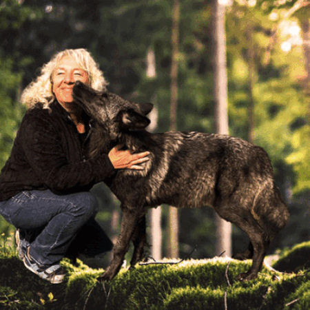 Carmela Schiel in inniger Begegnung mit einem Hund im Wald – individuelles Hundetraining mit Vertrauen und Herz