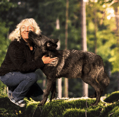 Carmela Schiel in inniger Begegnung mit einem Hund im Wald – individuelles Hundetraining mit Vertrauen und Herz